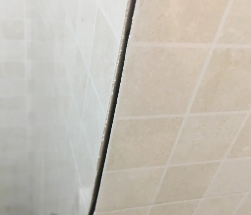 天宁瓷砖空鼓维修公司分享阳台瓷砖脱落的修复过程可以分为以下几个步骤